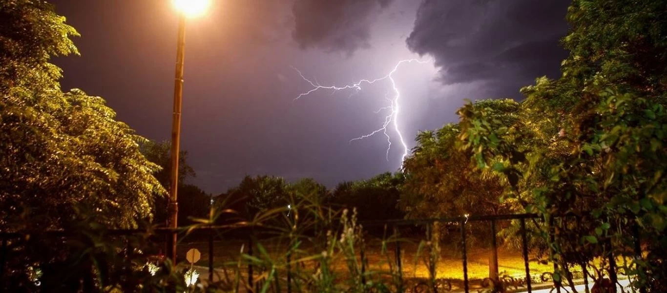 Χαλκιδική: Πανικός σε εστιατόριο καθώς ξεσπά η θεομηνία - «Τρέξτε, μπείτε μέσα» (βίντεο)